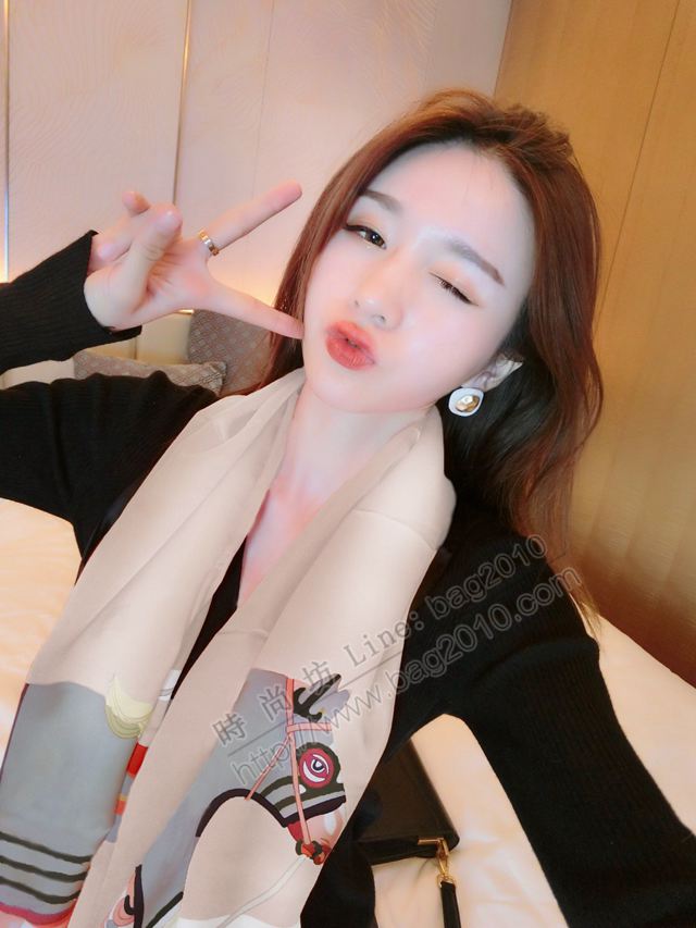HERMES圍巾 戰馬風情 最火爆的款式 愛馬仕專櫃新品真絲緞面長巾 HERMES女絲巾  llwj6927